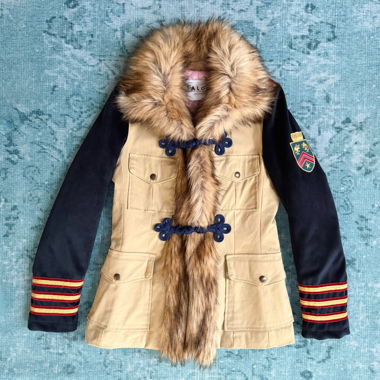 Cappotto militare con rifinitura in pelliccia