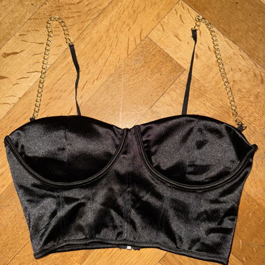 Top bustier en satin avec bretelles en chaînes dorées