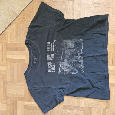 T-shirt printed black