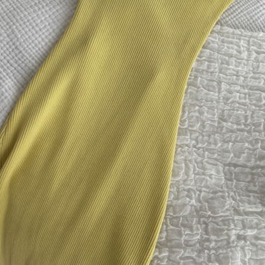 Robe jaune côtelée