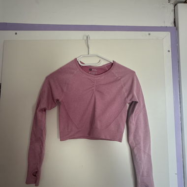 Top rosa corto a maniche lunghe