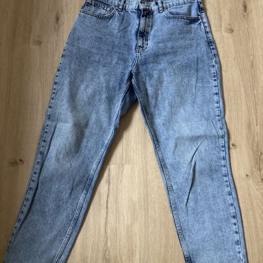 Lange hellblaue High-Waist Mom-Jeans