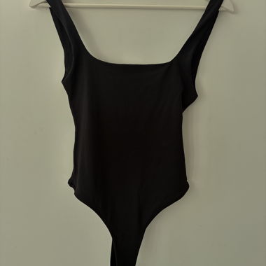 Body nero con scollo quadrato