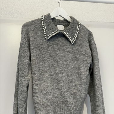 Pulli mit Perlenkragen