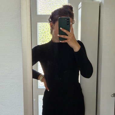 Schwarzes Langarm-Kleid