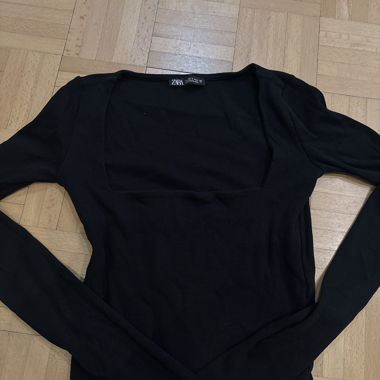 Top Zara nero a maniche lunghe con scollo quadrato