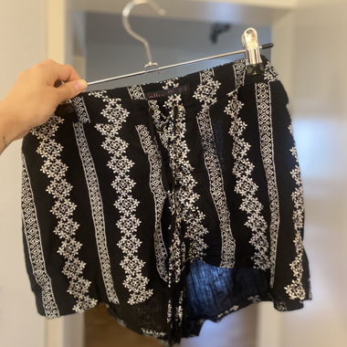 Schwarz-weise kurze Shorts