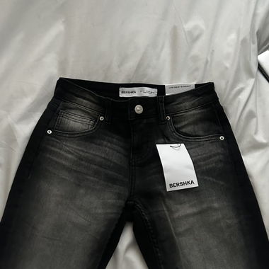 Jeans Bershka a vita bassa e gamba dritta