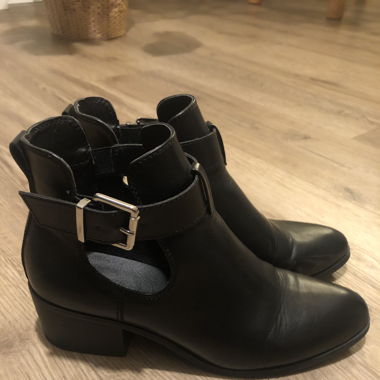 tief ausgeschnittene Stiefeletten