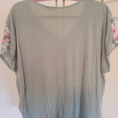 CURVY - Green blouse with floral pattern, spring