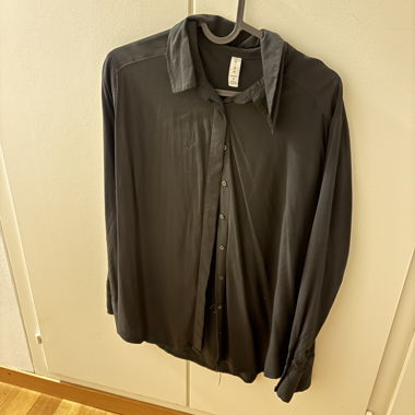 Black shirt