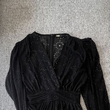 schwarzes Kleid