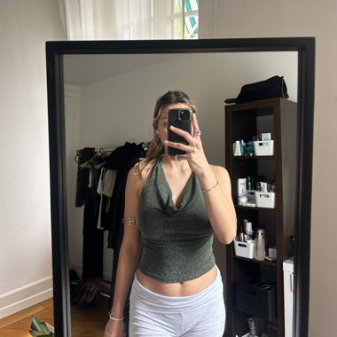 Glaenzendes Neckholder-Top