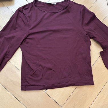 Bordeauxfarbenes Langarmshirt