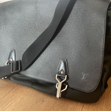 Louis Vuitton Messenger Bag