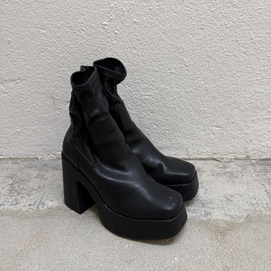 Schwarze Stiefeletten mit Absatz