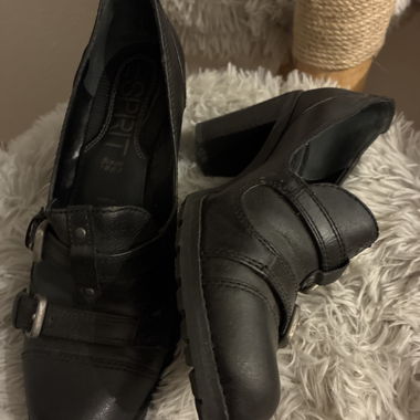 Schwarze Lederpumps mit Riemen