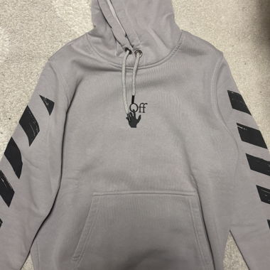 hoodie gris off white avec des motif 