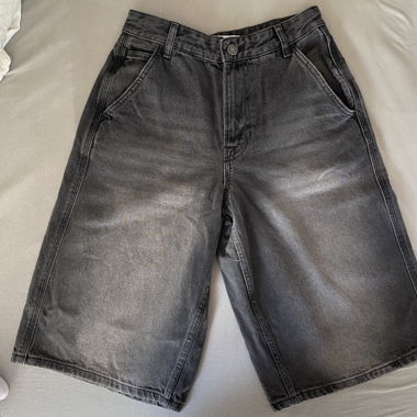 kurze schwarze Jeans