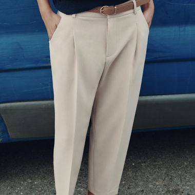 Neue Hose mit Gürtel beige