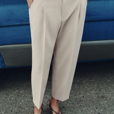 Neue Hose mit Gürtel beige