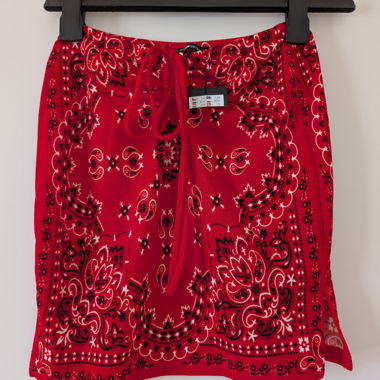 Gonna rossa bandana