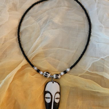 Collier africain avec masque