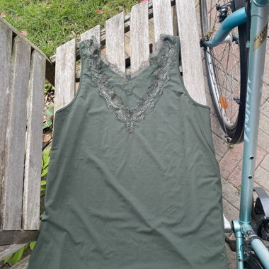 Haut en dentelle vert olive