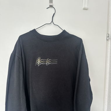 Schwarzer Pullover