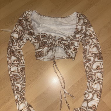 Braunes Crop Longsleeve mit Muster