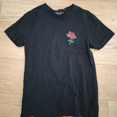 T-shirt noir avec rose