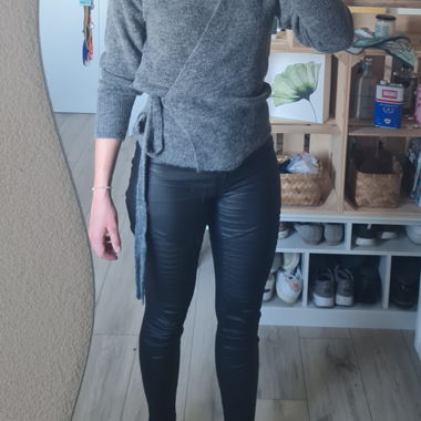 Cardigan avvolgente grigio in maglia