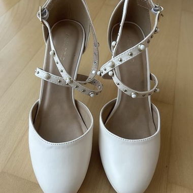 Escarpins compensés blancs avec des clous