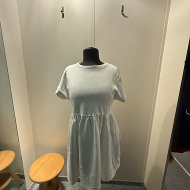 Robe de loisirs blanche à manches courtes