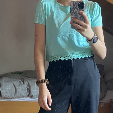 T-shirt turquoise en dentelle