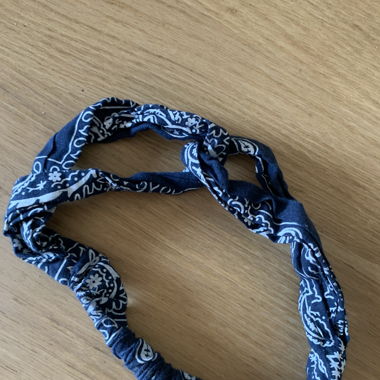 Blaues Stirnband, amerikanischer Streetwear-Stil.
