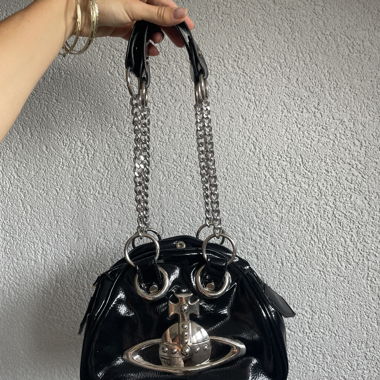 Borsa nera in vernice con catena