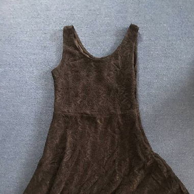Schwarzes Kleid mit Spitzenstoff
