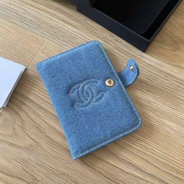 Porte-passeport Chanel en denim avec boîte