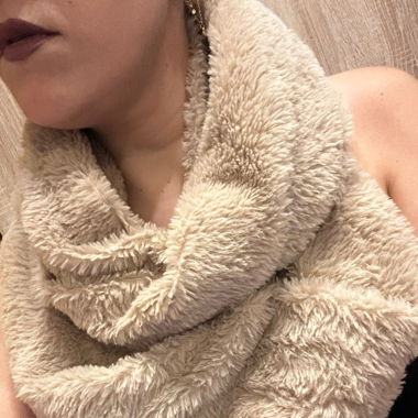 écharpe en fausse fourrure beige clair