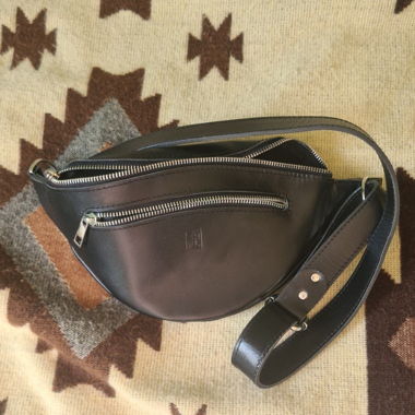 Schwarze Gürteltasche aus Leder
