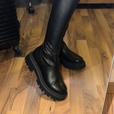 Bottes noires jamais portées