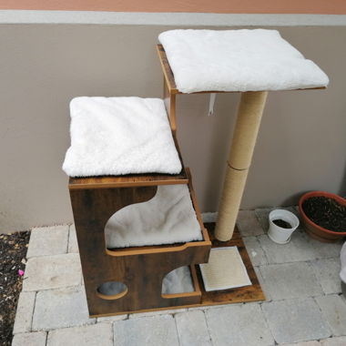 Cat tree with resting platforms