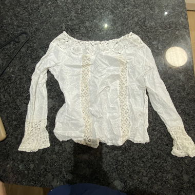 Blusa bianca a maniche lunghe con pizzo
