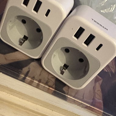 Zwei Reiseadapter für UK