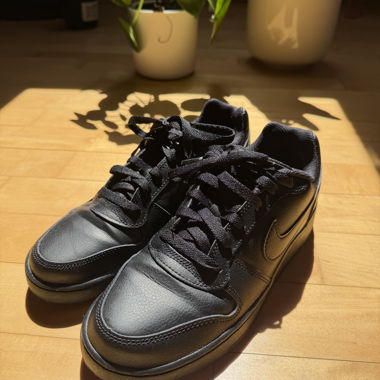Schwarze Nike Sneaker