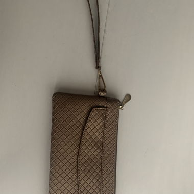 Braune wattierte Wristlet-Tasche