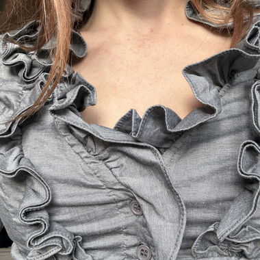 Blouse grise à volants avec patte de boutonnage