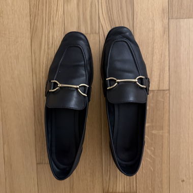 Schwarze Loafer mit goldenen Details
