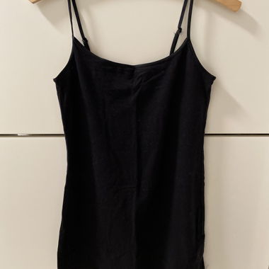 Top nero con spalline spaghetti regolabili